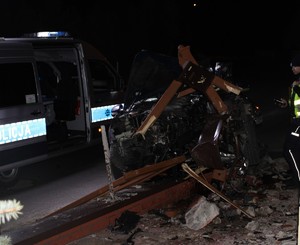 Zdjęcie przedstawia zniszczony samochód po kolizji.