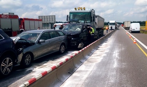 Zdjęcie przedstawia zdarzenie drogowego z udziałem kilku pojazdów na autostradzie A4.