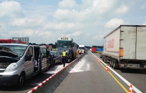 Zdjęcie przedstawia zdarzenie drogowego z udziałem kilku pojazdów na autostradzie A4.