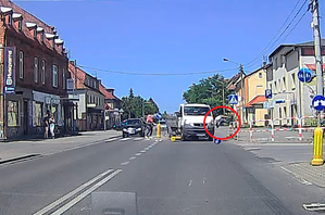 Zdjęcie przedstawia moment potrącenia pieszego na przejściu przez samochód.
