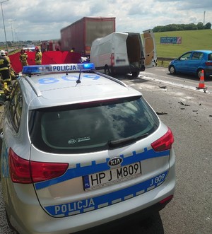 Zdjęcie przedstawia wypadek drogowy na autostradzie A4.
