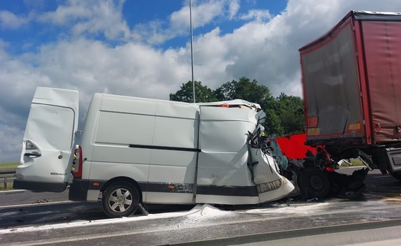 Zdjęcie przedstawia wypadek drogowy na autostradzie A4.
