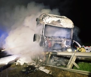 Zdjęcie przedstawia spalony w wyniku zdrarzenia pojazd ciężarowy.