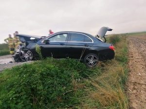 Zdjęcie przedstawia samochód po czołowym zderzeniu.