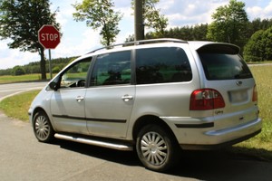 Zdjęcie przedstawia pojazd w trakcie kontroli drogowej.
