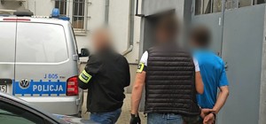 Zdjęcie przedstawia dwóch policjantów z zatrzymanym.