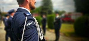 Ślub policjanta w asyście honorowej.