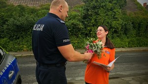 Zdjęcie przedstawia Komendanta Powiatowego Policji w Strzelcach Opolskich ze zgłaszającą interwencję kobietą.