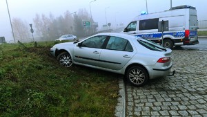 Na zdjęciu pojazd, który wjechał na rondo.