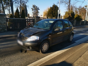 Zdjęcie przestawia miejsce zdarzenia, na którym doszło do potrącenia pieszej.