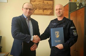 Zdjęcie przedstawia p.o. Komendanta Powiatowego Policji w Strzelcach Opolskich oraz Wójta Gminy Jemielnica.