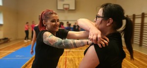 Zdjęcie kolorowe przestawiające zajęcia z samoobrony dla kobiet.