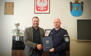zdjęcie kolorowe przedstawiające Burmistrza Ujazdu i Komendanta strzeleckiej Policji