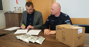 zdjęcie kolorowe przedstawiające Burmistrza Ujazdu i Komendanta strzeleckiej Policji
