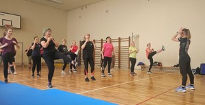 Zdjęcie kolorowe przedstawiające zajęcia samoobrony prowadzone przez strzelecką policjantkę.