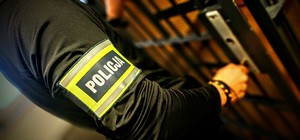 Zdjęcie kolorowe przedstawiające ramię policjanta.
