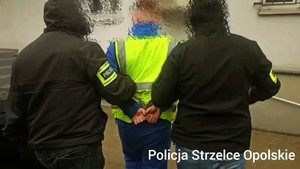Zdjęcie kolorowe przedstawiające zatrzymanego 24-latka prowadzonego przez policjantów kryminalnych.