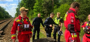 Zdjęcie kolorowe przedstawiające działania poszukiwawcze służb ratunkowych.