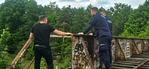 Zdjęcie kolorowe przedstawiające działania poszukiwawcze służb ratunkowych.
