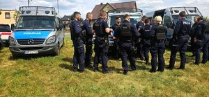 Zdjęcie kolorowe przedstawiające działania poszukiwawcze służb ratunkowych.