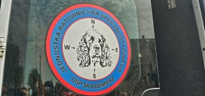 Zdjęcie kolorowe przedstawiające działania poszukiwawcze służb ratunkowych.
