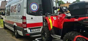 Zdjęcie kolorowe przedstawiające działania poszukiwawcze służb ratunkowych.