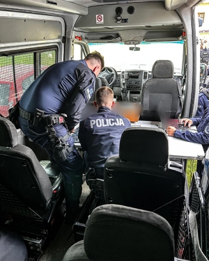 Policjanci analizują nagrania z monitoringu.