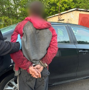 zdjęcie kolorowe: mężczyzna podejrzany o kradzież miedzianych kabli