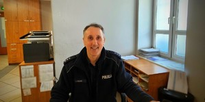 Zdjęcie kolorowe przedstawiające policjanta.
