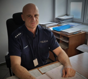 policjant za biurkiem