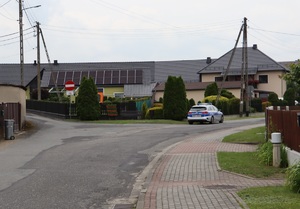 Zdjęcie kolorowe przedstawiające miejsce zdarzenia drogowego z udziałem 13-latka jadącego na hulajnodze elektrycznej.