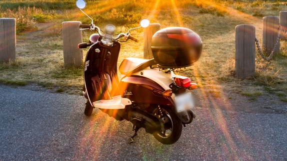 Zdjęcie kolorowe przedstawiające motorower.