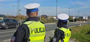 Zdjęcie przedstawiające policjantkę i policjanta ruchu drogowego.