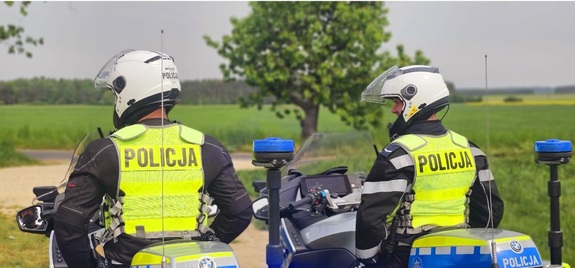 Zdjęcie kolorowe przedstawiające policjantów na motocyklach.