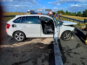 Zdjęcie kolorowe przedstawiające pojazd biorący udział w zdarzeniu.