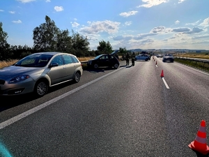 Zdjęcie kolorowe przedstawiające pojazd biorący udział w zdarzeniu.
