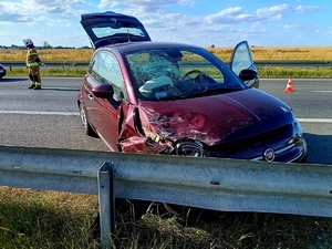 Zdjęcie kolorowe przedstawiające pojazd biorący udział w zdarzeniu.