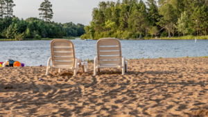 plaża nad jeziorem