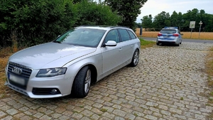 Zdjęcie kolorowe przedstawiające pojazd audi.