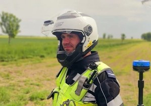 Zdjęcie kolorowe przedstawiające policjanta ruchu drogowego na motocyklu.