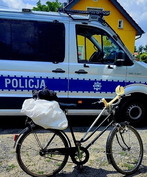 Zdjęcie kolorowe przedstawiające radiowóz i rower.