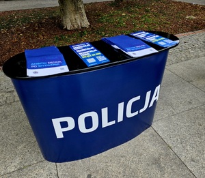 Zdjęcie kolorowe przedstawiające stanowisko policyjne.