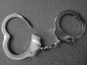 Zdjęcie czarno-białe przedstawiające kajdanki.