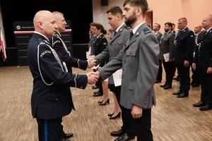 Zdjęcie kolorowe przedstawiające obchody Święta Policji w Strzelcach Opolskich.