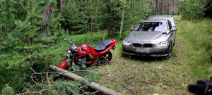 Zdjęcie kolorowe przedstawiające motocykl i radiowóz.