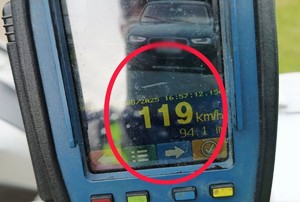 Zdjęcie kolorowe przedstawiające pomiar prędkości na urządzeniu Trucam.