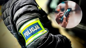 Zdjęcie kolorowe przedstawiające ramię policjanta z opaską z napisem "Policja" oraz telefon komórkowy.