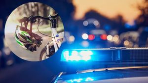 Zdjęcie przedstawia dach radiowozu i elementy kierownicy roweru.