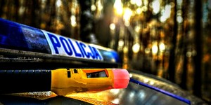 Zdjęcie kolorowe przestawiające alkomat na dachu radiowozu.