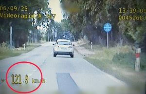 Zdjęcie kolorowe przedstawiające obraz ekranu z wideorejestratora, na którym zarejestrował się kierujący jadący z prędkością 121 km/h.